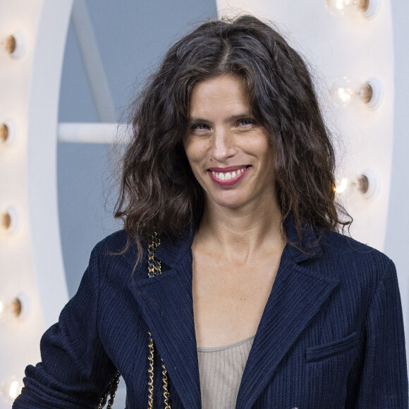 Car pour rappel, ce long-métrage est très attendu. Pour plein de raisons. Il suffit notamment de regarder le casting pour comprendre l'attente qui règne autour de ce film.
Maïwenn Le Besco - Photocall du défilé de mode prêt-à-porter printemps-été 2021 "Chanel" au Grand Palais à Paris. Le 6 octobre 2020 © Olivier Borde / Bestimage