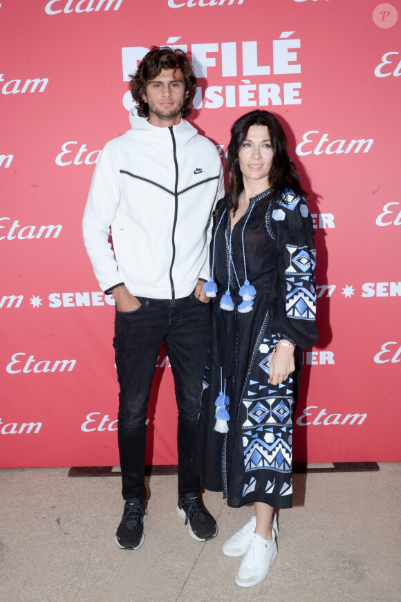 Diego Le Fur, fils de Maïwenn, et une invitée au photocall du défilé Etam Croisière 2023 à Saint-Tropez le 11 mai 2023. © Rachid Bellak / Bestimage