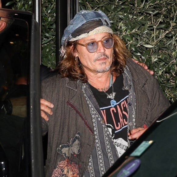 Exclusif - Johnny Depp quitte la projection privée et la masterclass autour du film Donnie Brasco au cinéma du Panthéon à Paris le 26 avril 2023. Après, il est allé dîner à l'Atelier de Joel Robuchon en charmante compagnie.