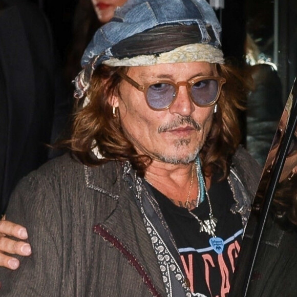 Exclusif - Johnny Depp quitte la projection privée et la masterclass autour du film Donnie Brasco au cinéma du Panthéon à Paris le 26 avril 2023. Après, il est allé dîner à l'Atelier de Joel Robuchon en charmante compagnie.