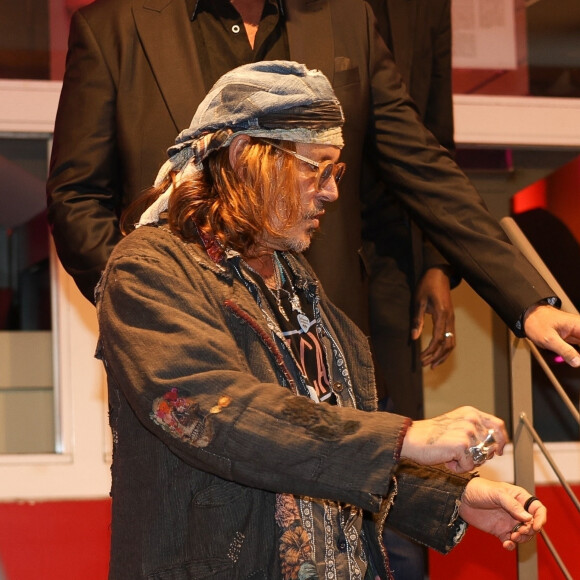 Exclusif - Johnny Depp quitte la projection privée et la masterclass autour du film Donnie Brasco au cinéma du Panthéon à Paris le 26 avril 2023. Après, il est allé dîner à l'Atelier de Joel Robuchon en charmante compagnie.