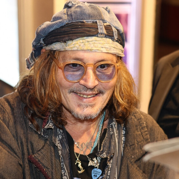 Exclusif - Johnny Depp quitte la projection privée et la masterclass autour du film Donnie Brasco au cinéma du Panthéon à Paris le 26 avril 2023. Après, il est allé dîner à l'Atelier de Joel Robuchon en charmante compagnie.
