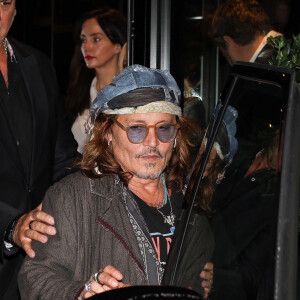 La star controversée a été vue fin avril à Paris 
Exclusif - Johnny Depp quitte la projection privée et la masterclass autour du film Donnie Brasco au cinéma du Panthéon à Paris le 26 avril 2023. Après, il est allé dîner à l'Atelier de Joel Robuchon en charmante compagnie. 
