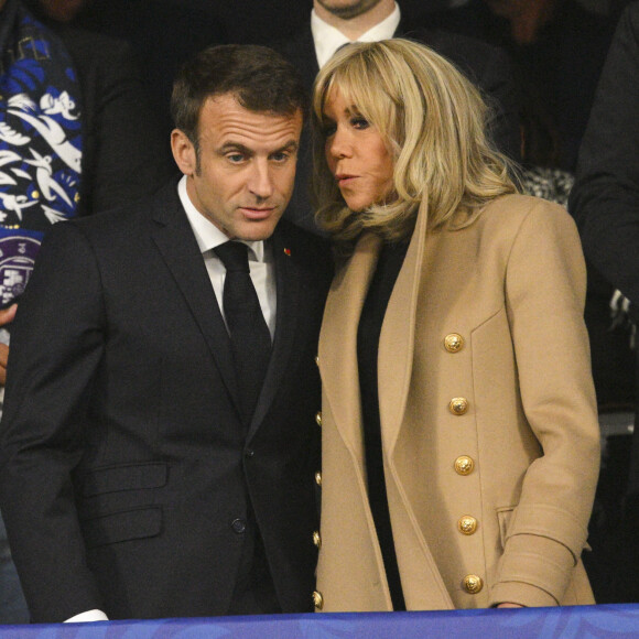 En effet, en marge d'une manifestation contre la réforme des retraites, le proche d'Emmanuel Macron, patron de la chocolaterie Trogneux, a été lourdement violenté. 
Emmanuel Macron et sa femme Brigitte lors du match de football de la Coupe de France "Nantes vs Toulouse" au Stade de France à Paris. Le 29 avril 2023 © JB Autissier / Panoramic / Bestimage