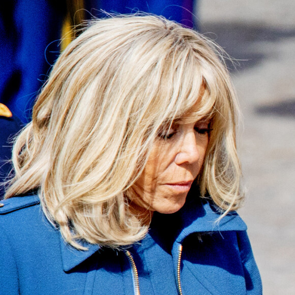 Le président de la République française Emmanuel Macron et sa femme la Première Dame Brigitte Macron lors de la cérémonie de recueillement devant le monument national de la place du Dam à Amsterdam, Pays-Bas, le 11 avril 2023, en visite d'État au Royaume des Pays-Bas, à l'invitation de Leurs Majestés le roi et la reine des Pays-Bas. Il s'agit de la première visite d'État d'un Président français au Royaume des Pays-Bas en 23 ans. Elle fait suite à la visite d'État du roi et de la reine des Pays-Bas en France, les 10 et 11 mars 2016. © Dominique Jacovides/Bestimage 