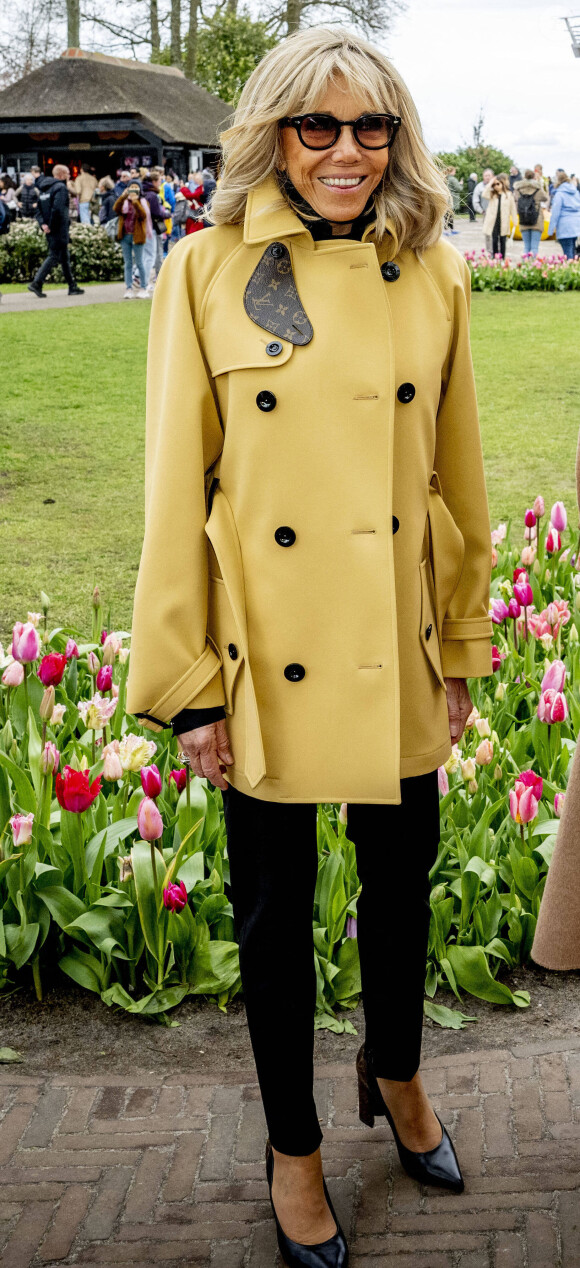 La Première Dame française Brigitte Macron et la reine des Pays-Bas visitent le Jardin botanique Keukenhof dans le cadre de la visite d'État du couple présidentiel français aux Pays-Bas, jour 2 à Lisse, Pays-Bas, le 12 avril 2023. 