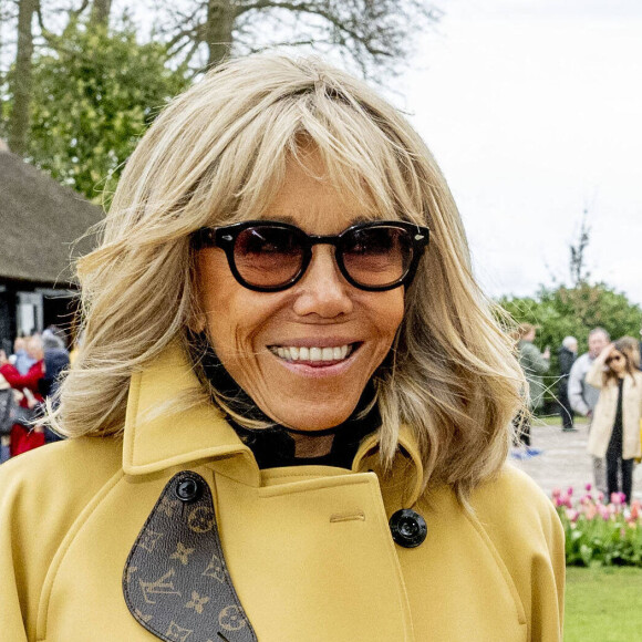 La Première Dame française Brigitte Macron et la reine des Pays-Bas visitent le Jardin botanique Keukenhof dans le cadre de la visite d'État du couple présidentiel français aux Pays-Bas, jour 2 à Lisse, Pays-Bas, le 12 avril 2023. 