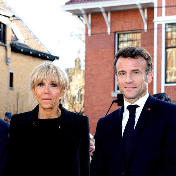 Le président Emmanuel Macron et Brigitte Macron - Le président Emmanuel Macron et sa femme visitent l'exposition dédiée aux oeuvres de Johannes Vermeer à Amsterdam le 12 avril 2023. © Dominique Jacovides / Bestimage 