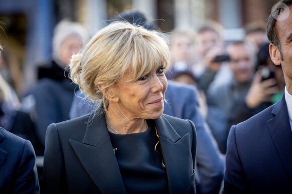 Brigitte Macron - Le président Emmanuel Macron et Brigitte Macron visitent l'exposition dédiée aux oeuvres de Johannes Vermeer à Amsterdam au musée Rijksmuseum le 12 avril 2023. 