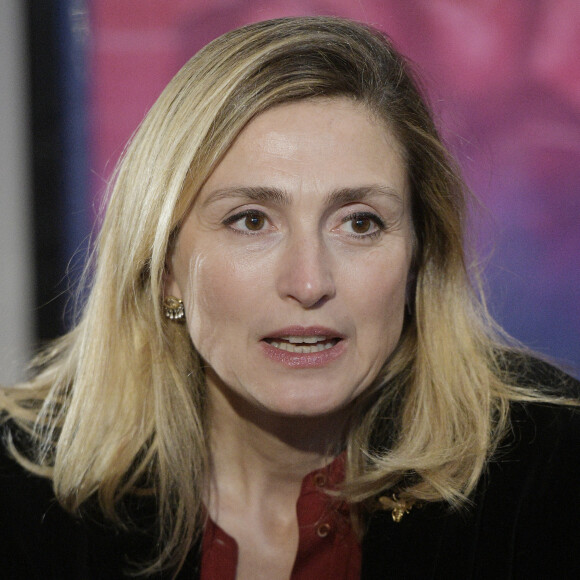 Il en disait également davantage sur leur collaboration : "C'est très agréable de travailler avec elle, non seulement parce que c'est une excellente actrice, mais elle est aussi une femme délicieuse".
Julie Gayet - 6ème édition du Festival "Pluriel.les" à Compiègne, France, le 11 mars 2023. © Giancarlo Gorassini/Bestimage 