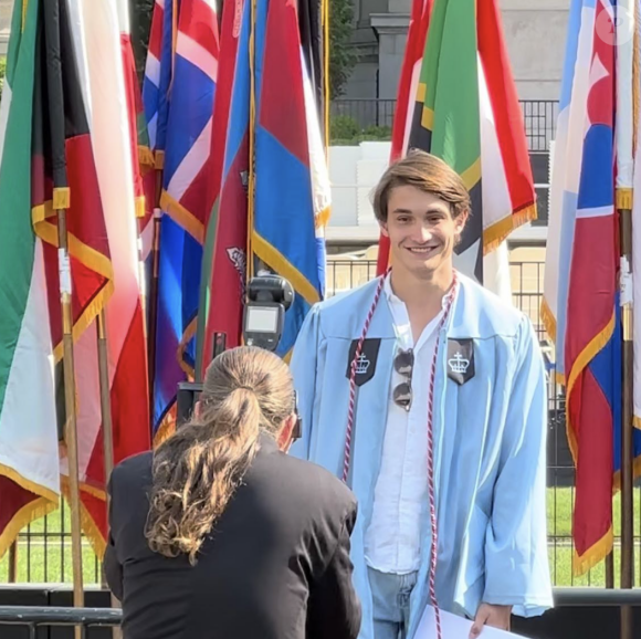 Et le jeune garçon a bien grandi. Aujourd'hui âgé de 22 ans, il fait la fierté de ses parents. En effet, Aurélien Enthoven a participé à la class day de son école.