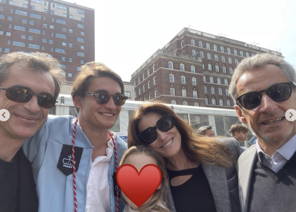 Sur Instagram, Carla Bruni a publié plusieurs clichés de la remise des diplômes de son fils. On peut ainsi voir le jeune homme entouré par ses deux parents mais aussi par son beau-père, Nicolas Sarkozy et sa demi-soeur Giulia. 