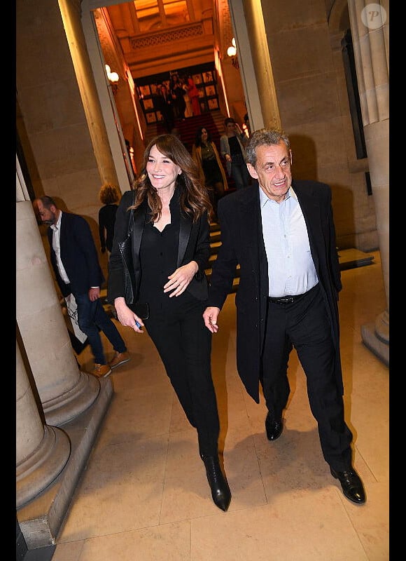 Exclusif - Nicolas Sarkozy et sa femme Carla Bruni-Sarkozy - Dîner des "Femmes Culottées" Etam au Musée de la Monnaie à Paris le 22 mars 2022. Avec "Femmes culottées", Etam a décidé de mettre à l'honneur 52 femmes dans une série de photos de S. Sieff. Soutenant le réseau associatif Solidarité Femmes, le projet mêlera des noms connus et des personnalités de l'ombre à l'histoire inspirante. Cette initiative sur le long court est menée main dans la main avec Solidarité Femmes, réseau de 73 associations qui luttent contre les violences faites aux femmes et le 3919, le numéro d'aide aux femmes victimes de violences. Toutes les participantes arborent d'ailleurs un t-shirt blanc sur lequel on peut lire Femme Culottée. La pièce est disponible à l'achat en ligne ou en magasin pour 19,99 euros. L'intégralité des bénéfices de ce dernier ira au réseau associatif, un moyen pour la marque de marquer son engagement. © Rachid Bellak/Bestimage 