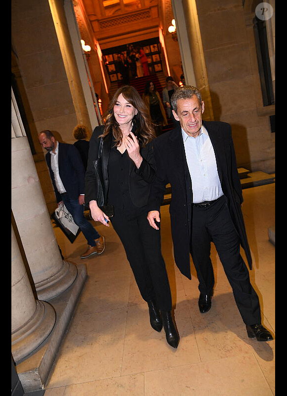 Exclusif - Nicolas Sarkozy et sa femme Carla Bruni-Sarkozy - Dîner des "Femmes Culottées" Etam au Musée de la Monnaie à Paris le 22 mars 2022. Avec "Femmes culottées", Etam a décidé de mettre à l'honneur 52 femmes dans une série de photos de S. Sieff. Soutenant le réseau associatif Solidarité Femmes, le projet mêlera des noms connus et des personnalités de l'ombre à l'histoire inspirante. Cette initiative sur le long court est menée main dans la main avec Solidarité Femmes, réseau de 73 associations qui luttent contre les violences faites aux femmes et le 3919, le numéro d'aide aux femmes victimes de violences. Toutes les participantes arborent d'ailleurs un t-shirt blanc sur lequel on peut lire Femme Culottée. La pièce est disponible à l'achat en ligne ou en magasin pour 19,99 euros. L'intégralité des bénéfices de ce dernier ira au réseau associatif, un moyen pour la marque de marquer son engagement. © Rachid Bellak/Bestimage 