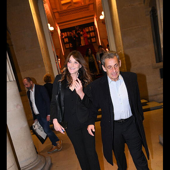 Exclusif - Nicolas Sarkozy et sa femme Carla Bruni-Sarkozy - Dîner des "Femmes Culottées" Etam au Musée de la Monnaie à Paris le 22 mars 2022. Avec "Femmes culottées", Etam a décidé de mettre à l'honneur 52 femmes dans une série de photos de S. Sieff. Soutenant le réseau associatif Solidarité Femmes, le projet mêlera des noms connus et des personnalités de l'ombre à l'histoire inspirante. Cette initiative sur le long court est menée main dans la main avec Solidarité Femmes, réseau de 73 associations qui luttent contre les violences faites aux femmes et le 3919, le numéro d'aide aux femmes victimes de violences. Toutes les participantes arborent d'ailleurs un t-shirt blanc sur lequel on peut lire Femme Culottée. La pièce est disponible à l'achat en ligne ou en magasin pour 19,99 euros. L'intégralité des bénéfices de ce dernier ira au réseau associatif, un moyen pour la marque de marquer son engagement. © Rachid Bellak/Bestimage 