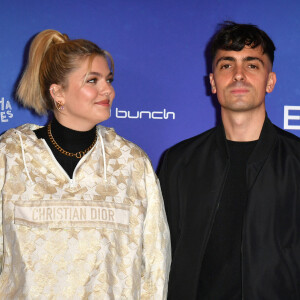 "Longtemps, je n'ai pas voulu d'enfant parce que j'avais peur de mourir. Et puis je suis tombée enceinte".
Louane et son compagnon Florian Rossi - Avant Première de " Belle " film animé japonais au Grand Rex à Paris le 6 décembre 2021 . © Veeren / Bestimage 