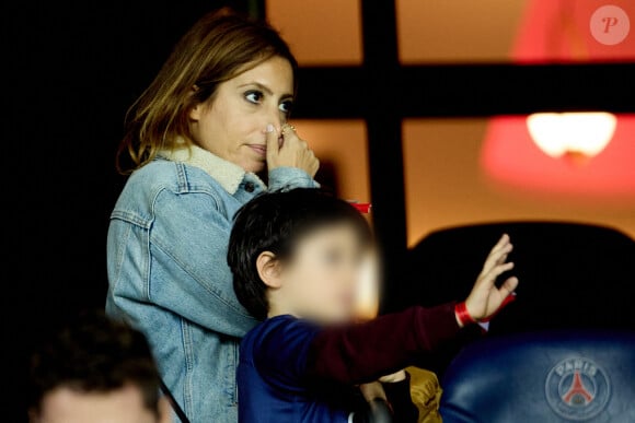 Elle a notamment été interrogée sur son fils Gabriel
Léa Salamé et son fils Gabriel - People au match de football en ligue 1 Uber Eats : PSG vs Nice (2-1) au Parc des Princes à Paris le 1er octobre 2022.
