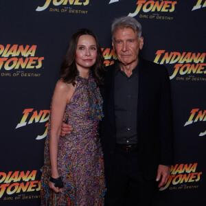 Il a été applaudi comme une rockstar. 
Harrison Ford et sa femme Calista Flockhart - Photocall de la soirée "Indiana Jones et le cadran de la destinée" au Carlton Beach à Cannes, lors du 76ème Festival International du Film de Cannes. © Christophe Clovis / Bestimage 