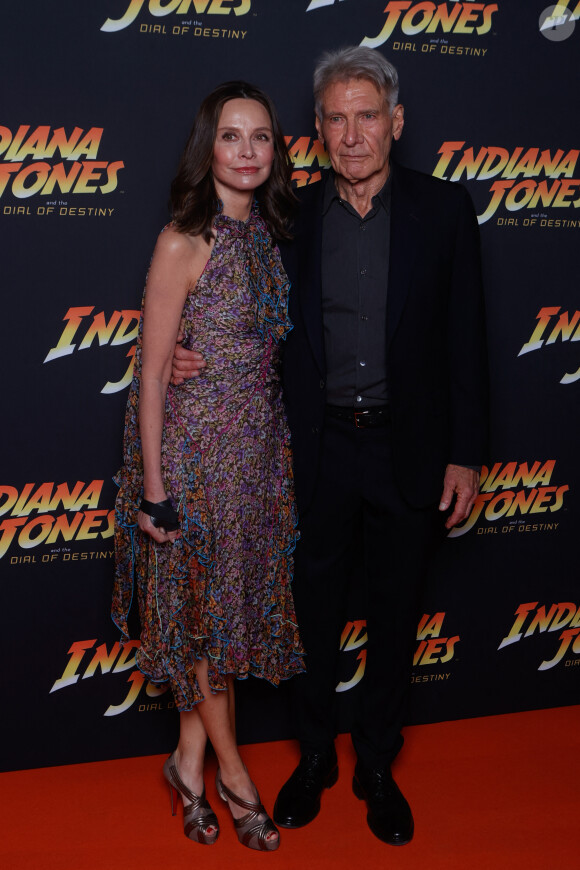 Il a été applaudi comme une rockstar. 
Harrison Ford et sa femme Calista Flockhart - Photocall de la soirée "Indiana Jones et le cadran de la destinée" au Carlton Beach à Cannes, lors du 76ème Festival International du Film de Cannes. © Christophe Clovis / Bestimage 