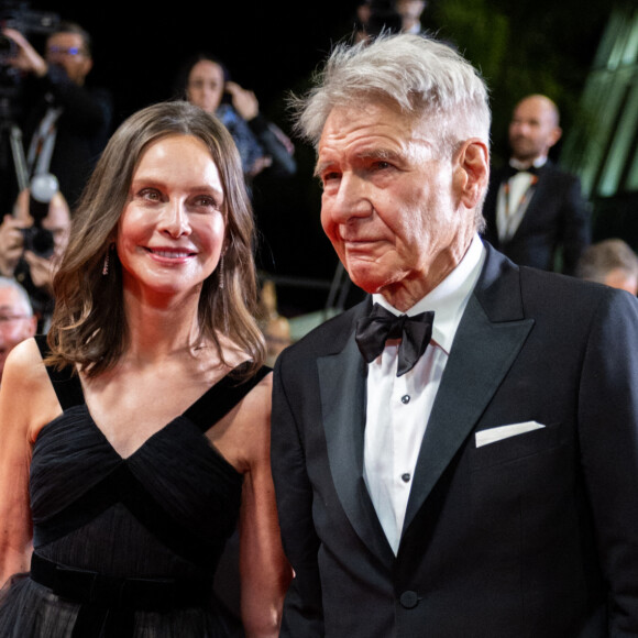 Ce jeudi 18 mai, Harrison Ford était présent au Festival de Cannes 2023 pour présenter Indiana Jones et le cadran de la destinée, le dernier opus de la saga. 
Calista Flockhart et son mari Harrison Ford - Descente des marches du film " Indiana Jones et le cadran de la destinée (Indiana Jones and the Dial of destiny) " lors du 76ème Festival International du Film de Cannes, au Palais des Festivals à Cannes. Le 18 mai 2023 © Olivier Borde / Bestimage 