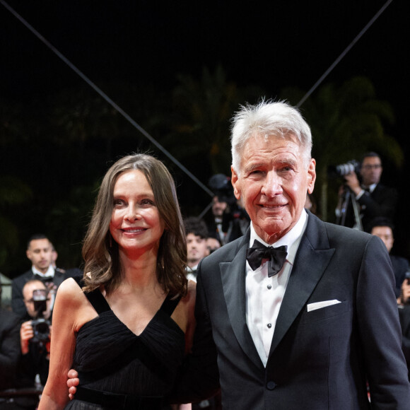 Calista Flockhart et son mari Harrison Ford - Descente des marches du film " Indiana Jones et le cadran de la destinée (Indiana Jones and the Dial of destiny) " lors du 76ème Festival International du Film de Cannes, au Palais des Festivals à Cannes. Le 18 mai 2023 © Olivier Borde / Bestimage 