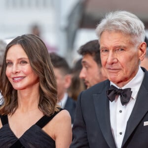 Aux côtés de son épouse, Calista Flockhart, la star américaine a été acclamée comme il se doit lors de la montée des marches.
Calista Flockhart et son mari Harrison Ford - Montée des marches du film " Indiana Jones et le cadran de la destinée (Indiana Jones and the Dial of destiny) " lors du 76ème Festival International du Film de Cannes, au Palais des Festivals à Cannes. Le 18 mai 2023 © Olivier Borde / Bestimage 