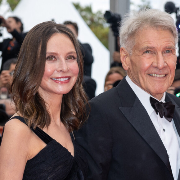 Visiblement gêné, l'acteur a été contraint d'être séparé de sa femme pour... la première mondiale de son dernier film. 
Calista Flockhart et son mari Harrison Ford - Montée des marches du film " Indiana Jones et le cadran de la destinée (Indiana Jones and the Dial of destiny) " lors du 76ème Festival International du Film de Cannes, au Palais des Festivals à Cannes. Le 18 mai 2023 © Olivier Borde / Bestimage 