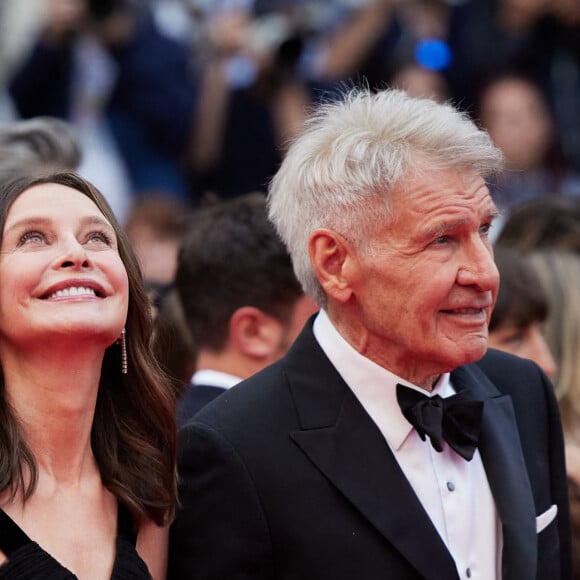 Calista Flockhart et son mari Harrison Ford - Montée des marches du film " Indiana Jones et le cadran de la destinée (Indiana Jones and the Dial of destiny) " lors du 76ème Festival International du Film de Cannes, au Palais des Festivals à Cannes. Le 18 mai 2023 © Jacovides-Moreau / Bestimage 