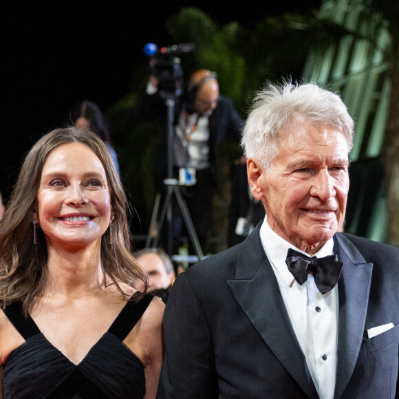 Calista Flockhart et son mari Harrison Ford - Descente des marches du film " Indiana Jones et le cadran de la destinée (Indiana Jones and the Dial of destiny) " lors du 76ème Festival International du Film de Cannes, au Palais des Festivals à Cannes. Le 18 mai 2023 © Olivier Borde / Bestimage 