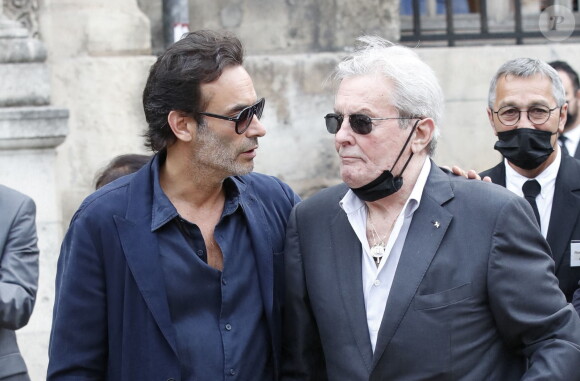 Alain Delon et son fils Anthony - Obsèques de Jean-Paul Belmondo en l'église Saint-Germain-des-Prés, à Paris le 10 septembre 2021. © Cyril Moreau / Bestimage