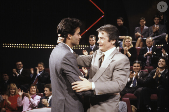 En France, à Paris, sur le plateau de Sacrée Soirée, Anthony Delon et son père Alain Delon en décembre 1988.