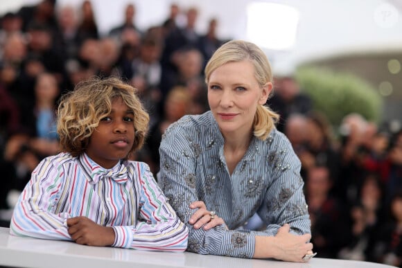 Ainsi, l'actrice star de Tar a opté pour un ensemble bleu, composé d'un pantalon large et d'une blouse du même motif. Au niveau du make up, la star est restée également très naturelle. Une fois de plus, Cate Blanchett illumine par son visage angélique. 
Cate Blanchett et Aswan Reid au photocall de "The New Boy" lors du 76ème Festival International du Film de Cannes au Palais des Festivals à Cannes, France, le 19 mai 2023. © Jacovides-Moreau/Bestimage 