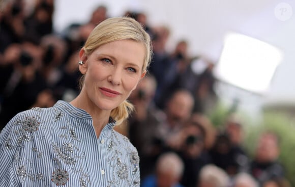 Cate Blanchett a, quant à elle, préféré jouer la carte du naturel lors du photocall du vendredi 19 mai.
Cate Blanchett au photocall de "The New Boy" lors du 76ème Festival International du Film de Cannes au Palais des Festivals à Cannes, France, le 19 mai 2023. © Jacovides-Moreau/Bestimage 