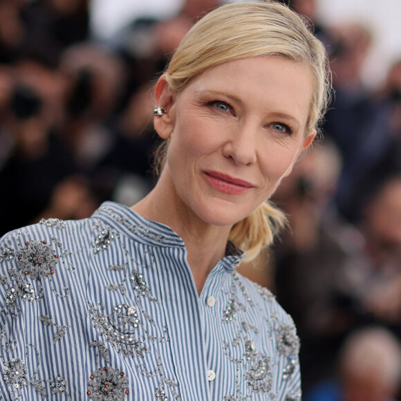Cate Blanchett a, quant à elle, préféré jouer la carte du naturel lors du photocall du vendredi 19 mai.
Cate Blanchett au photocall de "The New Boy" lors du 76ème Festival International du Film de Cannes au Palais des Festivals à Cannes, France, le 19 mai 2023. © Jacovides-Moreau/Bestimage 