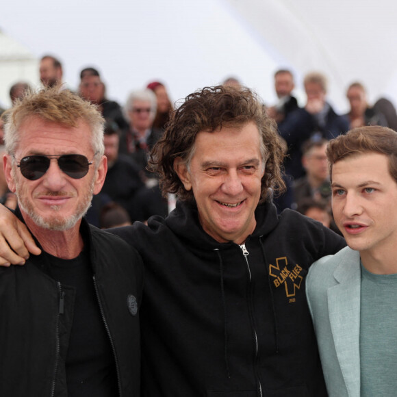 Sean Penn, le réalisateur Jean-Stéphane Sauvaire, Tye Sheridan au photocall de "Black Flies" lors du 76ème Festival International du Film de Cannes, le 19 mai 2023. © Jacovides / Moreau 