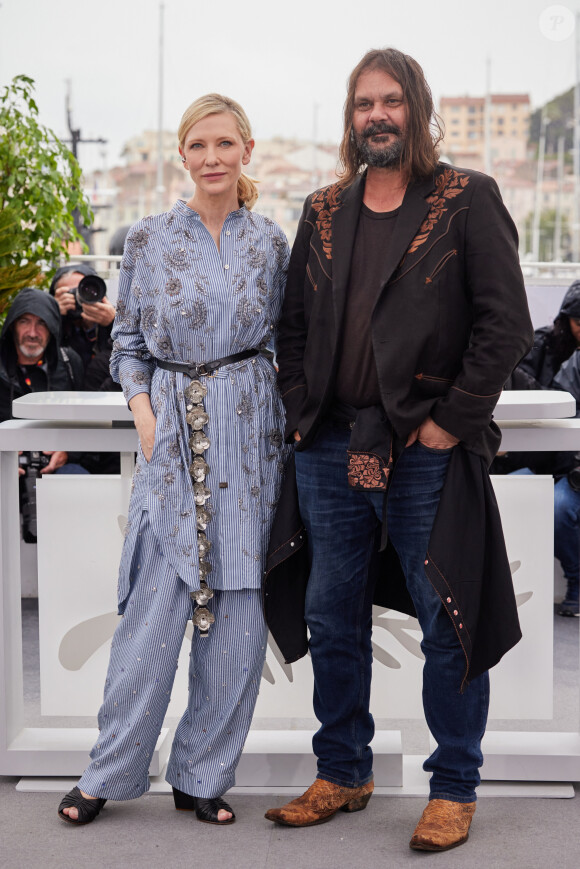 Cate Blanchett et Warwick Thornton au photocall de "The New Boy" lors du 76ème Festival International du Film de Cannes au Palais des Festivals à Cannes, France, le 19 mai 2023. © Jacovides-Moreau/Bestimage 