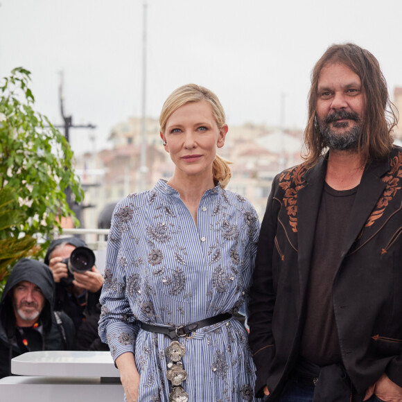 Cate Blanchett et Warwick Thornton au photocall de "The New Boy" lors du 76ème Festival International du Film de Cannes au Palais des Festivals à Cannes, France, le 19 mai 2023. © Jacovides-Moreau/Bestimage 