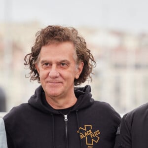 Tye Sheridan, le réalisateur Jean-Stéphane Sauvaire et Sean Penn au photocall de "Black Flies" lors du 76ème Festival International du Film de Cannes, le 19 mai 2023. © Jacovides / Moreau 