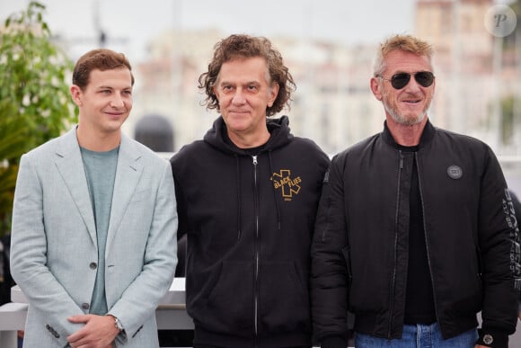 Tye Sheridan, le réalisateur Jean-Stéphane Sauvaire et Sean Penn au photocall de "Black Flies" lors du 76ème Festival International du Film de Cannes, le 19 mai 2023. © Jacovides / Moreau 
