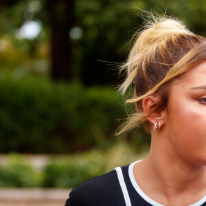 Adele Exarchopoulos à la sortie de l'hôtel "Martinez" lors du 76ème Festival International du Film de Cannes, le 17 mai 2023. 