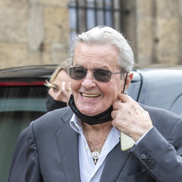 Alain Delon - Obsèques de Jean-Paul Belmondo en en l'église Saint-Germain-des-Prés, à Paris le 10 septembre 2021. © Cyril Moreau / Bestimage