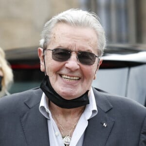 Alain Delon - Obsèques de Jean-Paul Belmondo en en l'église Saint-Germain-des-Prés, à Paris le 10 septembre 2021. © Cyril Moreau / Bestimage 