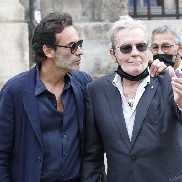 Anthony Delon lui a rendu hommage.
Alain Delon et son fils Anthony - Obsèques de Jean-Paul Belmondo en l'église Saint-Germain-des-Prés, à Paris le 10 septembre 2021. © Cyril Moreau / Bestimage 