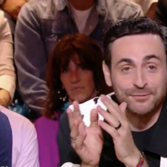 Camille Combal écoute Michel Drucker
Camille Combal dans l'émission Quelle Epoque le 20 mai 2023 sur France 2.