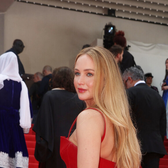 Elle a fait une apparition sublime, dans une robe rouge grandiose
Jennifer Lawrence - Montée des marches du film « Anatomie d’une chute » lors du 76ème Festival International du Film de Cannes, au Palais des Festivals à Cannes. Le 21 mai 2023 © Jacovides-Moreau / Bestimage