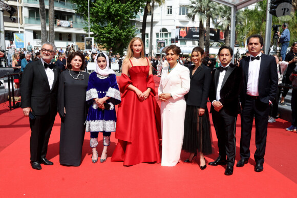 Magnifique et engagée 
Jennifer Lawrence, Sahra Mani, Justine Ciarrocchi - Montée des marches du film « Anatomie d’une chute » lors du 76ème Festival International du Film de Cannes, au Palais des Festivals à Cannes. Le 21 mai 2023 © Jacovides-Moreau / Bestimage