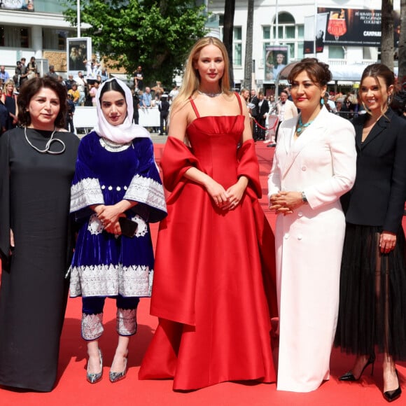 Magnifique et engagée 
Jennifer Lawrence, Sahra Mani, Justine Ciarrocchi - Montée des marches du film « Anatomie d’une chute » lors du 76ème Festival International du Film de Cannes, au Palais des Festivals à Cannes. Le 21 mai 2023 © Jacovides-Moreau / Bestimage