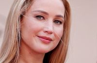 Cannes 2023 : Jennifer Lawrence magnifique en robe rouge grandiose et... en tongs !