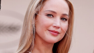 Cannes 2023 : Jennifer Lawrence magnifique en robe rouge grandiose et... en tongs !