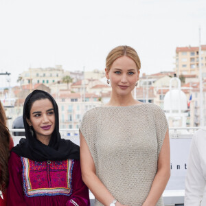 Jennifer Lawrence était au plus tôt au photocall dans un look plus sobre
La productrice Justine Ciarrocchi, guest, la productrice Jennifer Lawrence et la réalisatrice Sahra Mani au photocall de "Bread and Roses" lors du 76ème Festival International du Film de Cannes, le 21 mai 2023. © Jacovides / Moreau / Bestimage